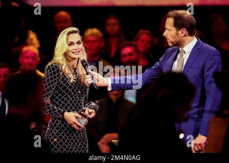 AMSTERDAM, PAYS-BAS - DÉCEMBRE 21 : Irene Schouten reçoit le trophée Jaap Eden lors du nos | NOC*NSF Sportgala - spectacle à l'AFAS Live on 21 décembre 2022 à Amsterdam, pays-Bas (photo par Joris Verwijst/BSR Agency) Banque D'Images