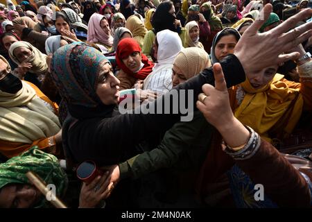 Srinagar, Inde. 20th décembre 2022. Les travailleuses du département de la protection sociale, travaillant dans le cadre du programme Anganwadi, crient des slogans lors d'une manifestation à Srinagar, la capitale du Cachemire indien sur 20 décembre 2022. Des dizaines de travailleurs et d'assistants d'Anganwadi ont protesté contre la nouvelle politique de ressources humaines (RH) approuvée par le gouvernement. (Photo de Mubashir Hassan/Pacific Press/Sipa USA) crédit: SIPA USA/Alay Live News Banque D'Images