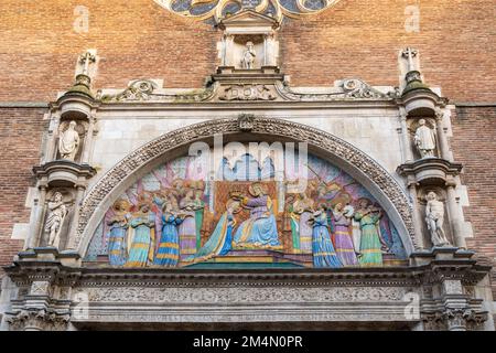 Vue de l'ancien tympan en céramique polychrome représentant le couronnement de la Vierge Marie et des anges à notre Dame de la Dalbade, Toulouse, France Banque D'Images