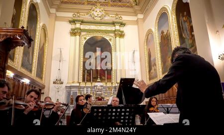 Izmir, Turquie. 21st décembre 2022. Le concert de Noël, organisé par Valerio Giorgio, consul d'Italie à Izmir et accueilli par St. La cathédrale de John, a eu lieu avec la participation de nombreux amateurs et invités de musique turque et italienne. Dans le concert, la performance d'Izmir Strings ensemble a été accompagnée par la soprano Ferda Konya d'Ovidio, tandis que le chef d'orchestre Francesco d'Ovidio a dirigé le concert de musique classique. Crédit: İdil Toffolo/Alay Live News Banque D'Images