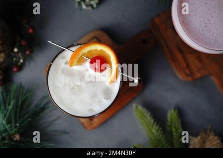 Cocktail du nouvel an Whisky Sour sur fond de bokeh de fête Banque D'Images