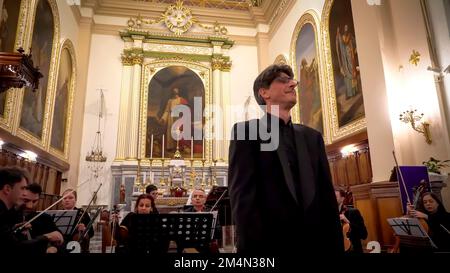 Izmir, Turquie. 21st décembre 2022. Le concert de Noël, organisé par Valerio Giorgio, consul d'Italie à Izmir et accueilli par St. La cathédrale de John, a eu lieu avec la participation de nombreux amateurs et invités de musique turque et italienne. Dans le concert, la performance d'Izmir Strings ensemble a été accompagnée par la soprano Ferda Konya d'Ovidio, tandis que le chef d'orchestre Francesco d'Ovidio a dirigé le concert de musique classique. Crédit: İdil Toffolo/Alay Live News Banque D'Images