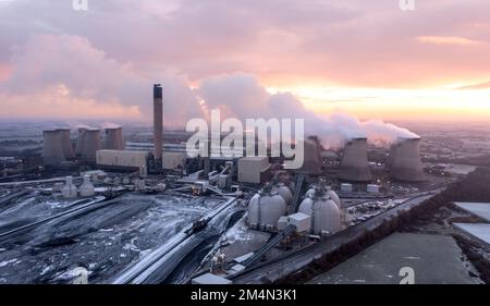 CENTRALE ÉLECTRIQUE DRAX, ROYAUME-UNI - 17 DÉCEMBRE 2022. Paysage aérien d'une grande centrale au charbon avec des réservoirs de stockage pour la combustion de biocarburants au lieu de charbon Banque D'Images