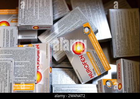 Planegg, Allemagne. 22nd décembre 2022. Les analgésiques (Nurofen) pour les enfants et les adolescents sont vus dans un entrepôt du grossiste pharmaceutique Sanacorp. Sanacorp Pharmahandel GmbH est l'un des plus grands grossistes pharmaceutiques allemands. Ses activités commerciales se concentrent sur la fourniture de produits pharmaceutiques et de soins de santé aux pharmacies. Credit: Sven Hoppe/dpa/Alay Live News Banque D'Images