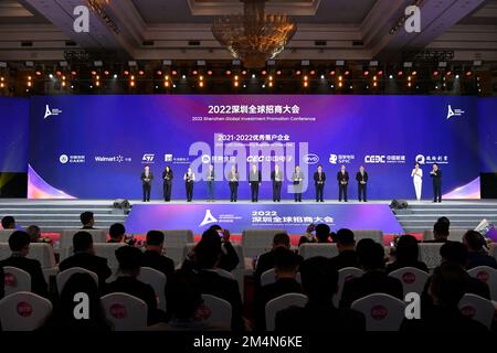 Guangzhou, province chinoise de Guangdong. 9th décembre 2022. Les représentants des 2021-2022 entreprises enregistrées exceptionnelles reçoivent des prix lors de la Conférence mondiale de promotion de l'investissement de Shenzhen 2022 à Shenzhen, dans la province de Guangdong, dans le sud de la Chine, le 9 décembre 2022. Credit: Liang Xu/Xinhua/Alamy Live News Banque D'Images