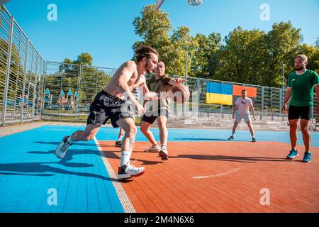 Lviv, Ukraine - 12 mai 2022 : hommes jouant au basket-ball en plein air Banque D'Images