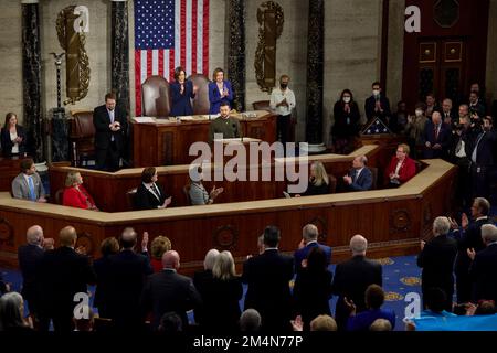 Washington, États-Unis. 21st décembre 2022. Les membres du Congrès se tiennent pour une ovation après que le président ukrainien Volodymyr Zelenskyy a prononcé un discours en personne à une session conjointe du Congrès des États-Unis sur Capitol Hill, 21 décembre 2022 à Washington, DC Credit: Ukraine Presidency/Ukrainian Presidential Press Office/Alay Live News Banque D'Images