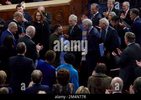 Washington, États-Unis. 21st décembre 2022. Le président ukrainien Volodymyr Zelenskyy, au centre, accueille le sénateur Rob Portman, à droite, alors qu’il se rend sur le podium pour prononcer un discours en personne lors d’une session conjointe du Congrès des États-Unis sur Capitol Hill, 21 décembre 2022 à Washington, DC Credit: Ukraine Presidency/Ukrainian Presidential Press Office/Alay Live News Banque D'Images
