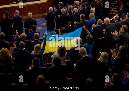 Washington, États-Unis. 21st décembre 2022. Les membres du Congrès détiennent un drapeau ukrainien solidaire après que le président ukrainien Volodymyr Zelenskyy a prononcé un discours en personne à une session conjointe du Congrès des États-Unis sur la colline du Capitole, 21 décembre 2022 à Washington, DC Credit: Ukraine Presidency/Ukrainian Presidential Press Office/Alay Live News Banque D'Images