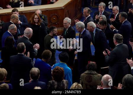 Washington, États-Unis. 21st décembre 2022. Le président ukrainien Volodymyr Zelenskyy, au centre, accueille le sénateur Rob Portman, à droite, alors qu’il se rend sur le podium pour prononcer un discours en personne lors d’une session conjointe du Congrès des États-Unis sur Capitol Hill, 21 décembre 2022 à Washington, DC Credit: Ukraine Presidency/Ukrainian Presidential Press Office/Alay Live News Banque D'Images