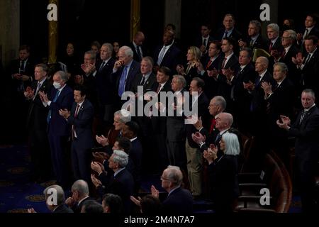 Washington, États-Unis. 21st décembre 2022. Les membres du Congrès américain applaudissent le président ukrainien Volodymyr Zelenskyy à la suite d'un discours en personne à une session conjointe du Congrès américain sur la colline du Capitole, 21 décembre 2022 à Washington, DC Credit: Présidence de l'Ukraine/Bureau de presse présidentiel ukrainien/Alamy Live News Banque D'Images