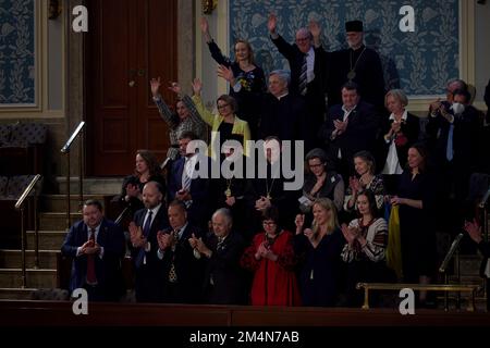 Washington, États-Unis. 21st décembre 2022. Les membres de la délégation ukrainienne se déladent de la tribune tandis que le président ukrainien Volodymyr Zelenskyy prononce un discours en personne à une session conjointe du Congrès des États-Unis sur la colline du Capitole, à 21 décembre 2022 à Washington, DC Credit: Présidence de l'Ukraine/Bureau de presse présidentiel ukrainien/Alamy Live News Banque D'Images