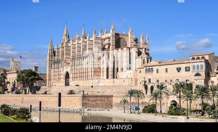 Palma de Majorque, Espagne - 7 novembre 2022 : extérieur de la cathédrale de Palma, ou Seo, depuis la promenade du front de mer Banque D'Images