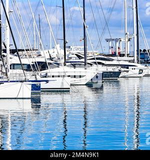 Palma de Majorque, Espagne - 8 novembre 2022 : yachts dans le port de plaisance de Palma, sur les îles Baléares Banque D'Images