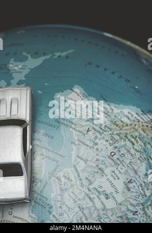 Voiture jouet sur World Map Globe Banque D'Images