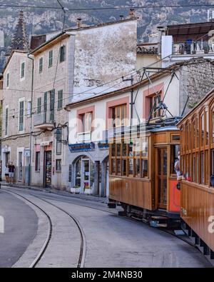 Port de Soller, Mallorca, Espagne - 11 novembre 2022 : train de tramway Ferrocarril dans la ville touristique de Soller Banque D'Images