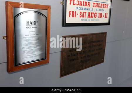Aéroport de Glasgow Prestwick, Ayrshire, Écosse, Royaume-Uni. Plaques commerciales de la visite d'Elvis Presley à l'aéroport. Maintenant en place dans la zone d'observation de la galerie de l'aéroport Banque D'Images