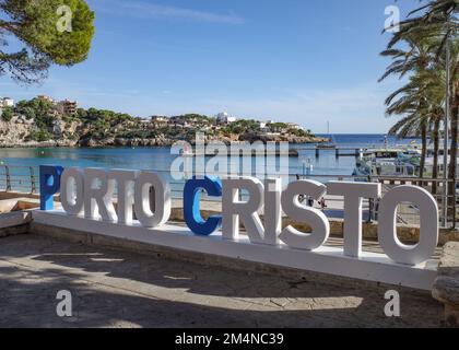 Porto Cristo, Majorque, Espagne - 9 novembre 2022 : vue sur la plage et le port dans la ville touristique de Porto Cristo Banque D'Images