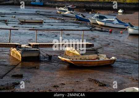 Bateaux échoués à marée basse dans la baie de Cockwood, près de Dawlish Banque D'Images