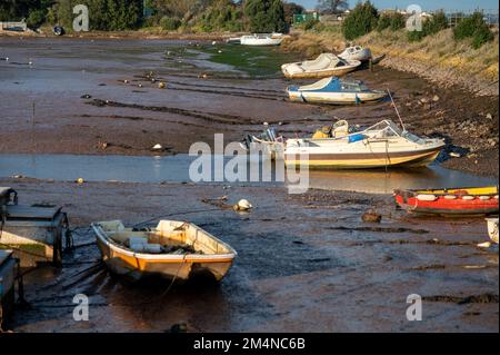 Bateaux échoués à marée basse dans la baie de Cockwood, près de Dawlish Banque D'Images