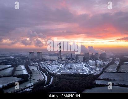 CENTRALE ÉLECTRIQUE DRAX, ROYAUME-UNI - 17 DÉCEMBRE 2022. Paysage aérien d'une grande centrale au charbon avec des réservoirs de stockage pour la combustion de biocarburants au lieu de charbon Banque D'Images