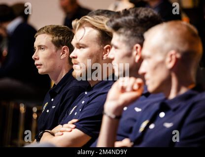 AMSTERDAM - Jonas Vingegaard, Tobias Foss, Wout van Aert et Robert Gesink (VLNR) lors de la présentation par équipe des équipes cyclistes de l'équipe Jumbo-Visma 2023. ANP SEM VAN DER WAL pays-bas sortie - belgique sortie Banque D'Images