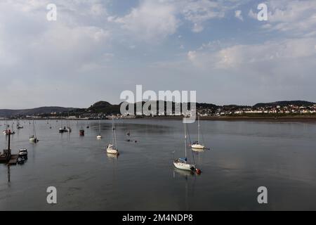 Des yachts amarrés sur la rivière Conwy qui coule dans l'estuaire en passant par Deganwy. Banque D'Images