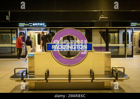 Londres - septembre 2022 : panneau Elizabeth Line à la gare de Paddington, une station de métro de Londres Banque D'Images