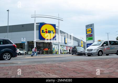 Londres- septembre 2022: Supermarché Lidl sur le parc de vente au détail de Plough Lane - marque multinationale allemande de supermarché de détaillant alimentaire Banque D'Images