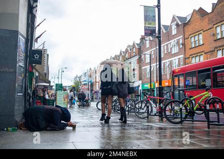 Londres- septembre 2022: Une femme mendiant sur Tooting High Street dans le sud-ouest de Londres Banque D'Images