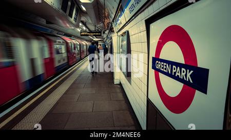 Londres - septembre 2022 : panneau de la station de métro Green Park London sur la plate-forme Jubilee Line Banque D'Images