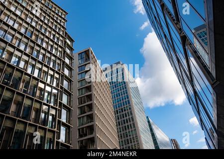 Londres - septembre 2022 : vue vers le haut des immeubles de bureaux de la rue Victoria à Westminster, Londres Banque D'Images