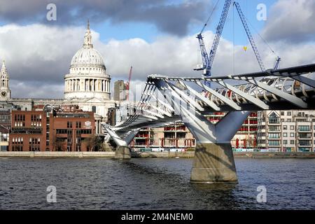 Pont millénaire sur la Tamise menant à St Pauls, Londres Banque D'Images