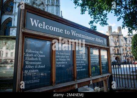 Londres - septembre 2022 : panneau de bienvenue à l'abbaye de Westminster - célèbre monument de Londres Banque D'Images