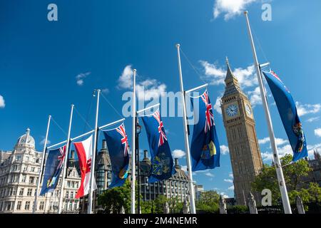 Londres- septembre 2022 : le Commonwealth des Nations ou les drapeaux du Commonwealth sont exposés sur la place du Parlement par les maisons britanniques du Parlement Banque D'Images