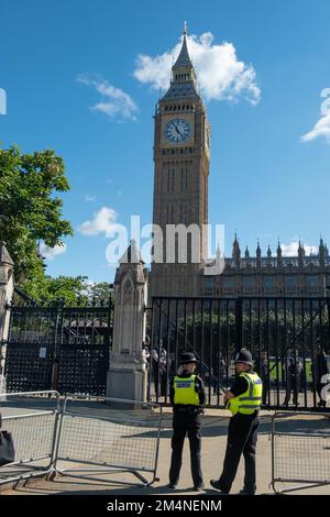 Londres- septembre 2022: Big Ben / chambres du Parlement gardées par la police Banque D'Images