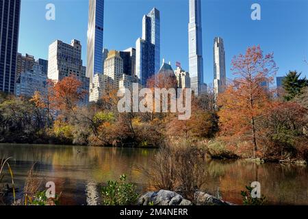 Vue d'automne sur l'étang à Central Park, New York Banque D'Images