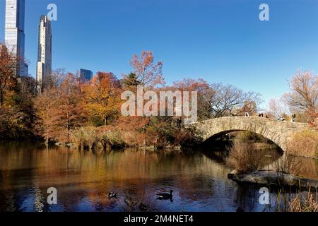 Vue d'automne sur l'étang à Central Park, New York Banque D'Images