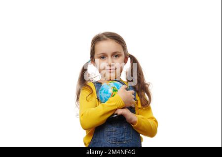 Protection de la planète, sauver le concept de la terre. Petit enfant sympathique conscient fille embrassant le globe, isolé sur fond blanc Banque D'Images