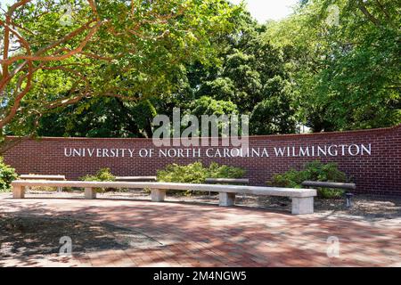 Panneau pour l'université de Caroline du Nord à Wilmington à l'entrée du campus. Banque D'Images