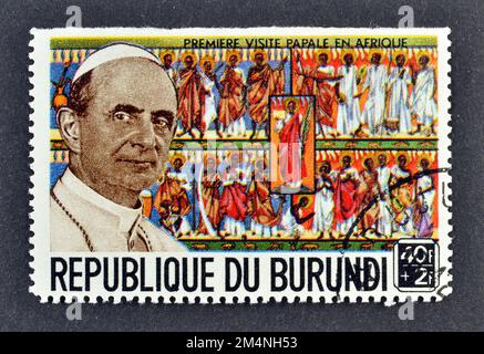 Timbre-poste annulé imprimé par le Burundi, qui montre les martyrs de l'Ouganda, visite du Pape Paul VI, vers 1969. Banque D'Images