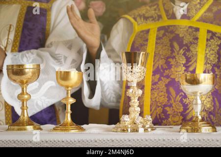 Goblet et ambula à l'autel, prière et bénédiction pendant la messe - consécration du pain et du vin dans le corps et le sang de Jésus - Armée sacrée Banque D'Images