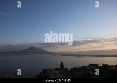 Un paysage marin avec le volcan Vésuve sur le fond à Castellammare di Stabia, Italie Banque D'Images