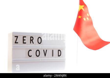 Inscription Zero Covid sur fond sombre avec drapeau chinois. Protester et annuler la quarantaine Banque D'Images