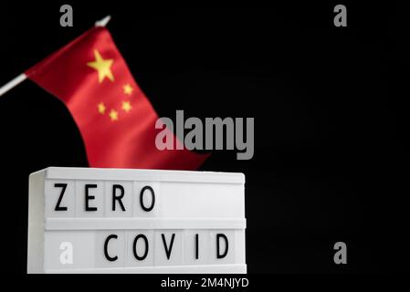 Inscription Zero Covid sur fond sombre avec drapeau chinois. Protester et annuler la quarantaine Banque D'Images