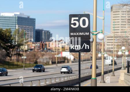 Limite de vitesse signalisation routière dans la rue, maximum de 50 km/h à Ottawa, Canada. Règles de conduite Banque D'Images