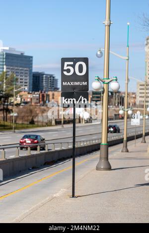 Limite de vitesse signalisation routière dans la rue, maximum de 50 km/h à Ottawa, Canada. Règles de conduite Banque D'Images