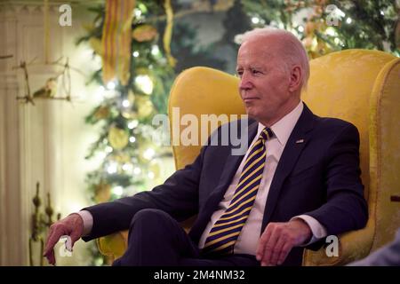 Washington, États-Unis. 21st décembre 2022. ÉTATS-UNIS Le président Joe Biden, écoute le président ukrainien Volodymyr Zelenskyy, lors d'une séance privée après son arrivée à la salle de réception diplomatique de la Maison Blanche, 21 décembre 2022 à Washington, DC crédit : Présidence de l'Ukraine/Bureau de presse présidentiel ukrainien/Alamy Live News Banque D'Images