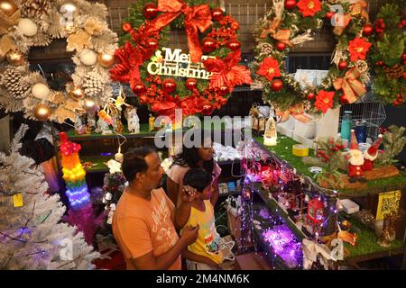 Chennai, Tamil Nadu, Inde. 22nd décembre 2022. Les gens achètent des articles décoratifs avant les fêtes de Noël dans une boutique de Chennai. (Image de crédit : © Sri Loganathan/ZUMA Press Wire) Banque D'Images