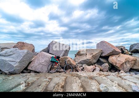 faites du vélo sur la pierre de la plage de l'océan Banque D'Images